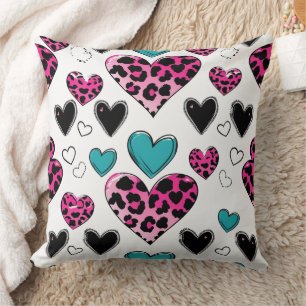 Cojín Decorativo Corazón de Leopardo Audaz Amor – Rosa, Negro y Ver