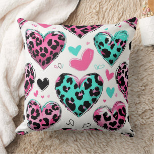 Cojín Decorativo Corazón de Leopardo Audaz Amor – Rosa, Negro y Ver