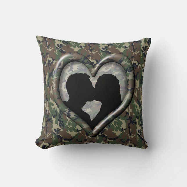 Cojín Decorativo Corazón de Silhouette Camo Pareja de Besado Milita (Anverso)