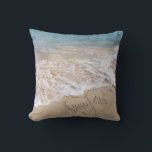 Cojín Decorativo corazones conectados en la arena de la playa con s<br><div class="desc">Enlazar corazones de playa en arena con fondo oceánico Los nombres se pueden personalizar.</div>