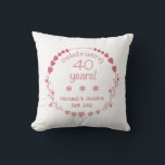 Cojín Decorativo Corazones del 40° Aniversario del Boda<br><div class="desc">Celebra un aniversario boda con este precioso y elegante reloj de pared con un diseño que incluye una corona con corazones rojos y rosados.</div>