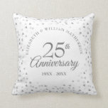 Cojín Decorativo Corazones plateados de 25 años<br><div class="desc">Diseñado para coordinar con nuestra colección 25º Aniversario de Corazones Plateados. Con delicados corazones plateados. Personalice con su especial información sobre los 25 años de plata en letras de plata de moda. Diseñado por Thisisnotme©</div>