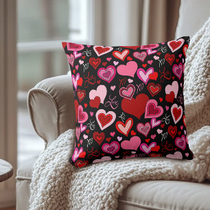 Cojín Decorativo Corazones rojos rosados de amor patrón negro