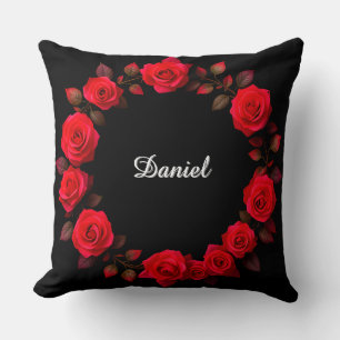 Cojín Decorativo Corona floral de rosa roja sobre fondo negro
