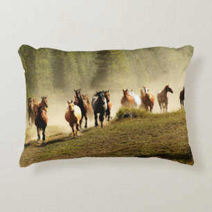 Cojín Decorativo Corriendo caballos en el rancho de Montana