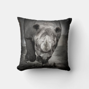 Cojín Decorativo Corriendo Rhinoceros: Retrato Animal Salvaje.