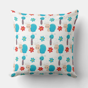 COJÍN DECORATIVO CORTE AZUL BEBÉ SNAILS Y FLORES ROJOS