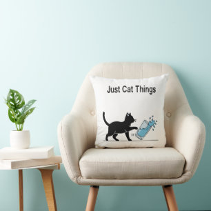 Cojín Decorativo 'Cosas Divertidas de Gatos' Gato Negro Derramando 