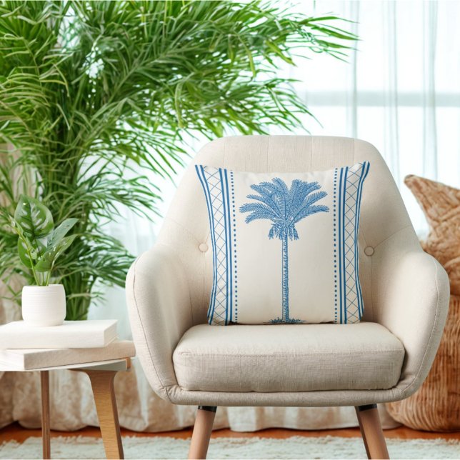 Cojín Decorativo Costera de silueta de árbol de palmas azul y crema (Blue vintage inspired cream palm tree pillow.)