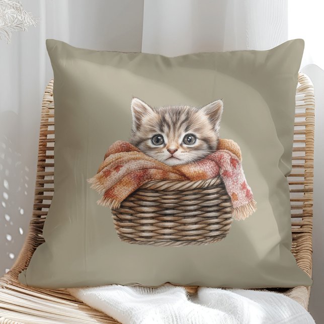 Cojín Decorativo Cozy Basket Cat Pillow - Olive Taupe Edition (Cozy Basket Cat Pillow – Olive Taupe Edition in a sunny boho rattan chair.)