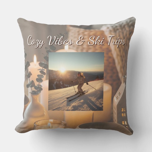 Cojín Decorativo Cozy Ski Trip Throw Pillow | Mountain Lifestyle (Anverso)