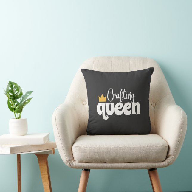 COJÍN DECORATIVO CRAFTING QUEEN PILLOW (Silla)