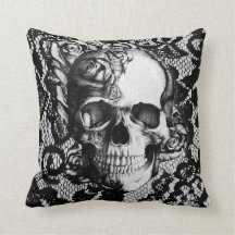 Cráneo blanco y negro del cordón y de los rosas