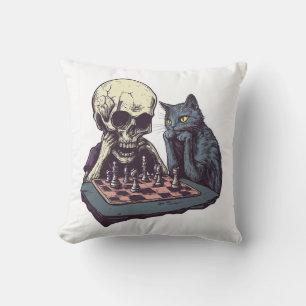 Cojín Decorativo Cráneo vs Gato � Divertida Batalla de Ajedrez