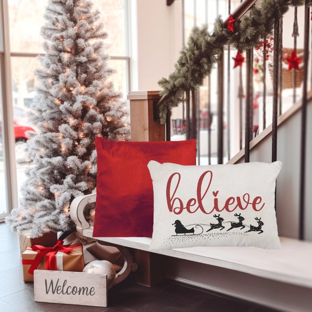 Cojín Decorativo Crean Santa con Sleigh y los renos (Believe in Santa with this one-of-a-kind accent pillow for the Christmas holidays.)