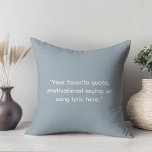 Cojín Decorativo Crear su propia cita motivacional<br><div class="desc">Crea tu propio presupuesto personalizado lanzar almohada. Presenta una tipografía de máquina de escribir minimalista.</div>