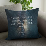 Cojín Decorativo Crear su propia cotización<br><div class="desc">Crea tu propio presupuesto personalizado lanzar almohada. Presenta una tipografía de máquina de escribir minimalista e imágenes de galaxia de manera lechosa con estrellas en el espacio.</div>