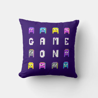 Cojín Decorativo Creaturas de píxeles alienígenas jugando en chicas