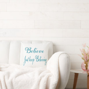 Cojín Decorativo Cree, siga creyendo tipografía blanca azulada