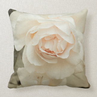 Cojín Decorativo Crema con un tacto de color de rosa rosado,