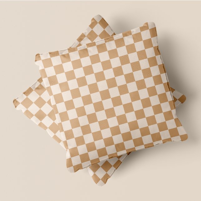 Cojín Decorativo Crema de Moda Rusa y Tan Checkers (Rustic Chic Cream & Tan Checkers Throw Pillow)