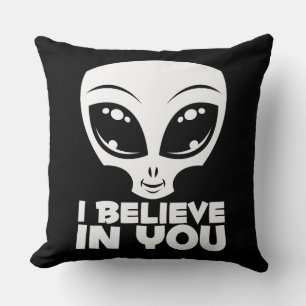 Cojín Decorativo Creo En Usted Alien In White