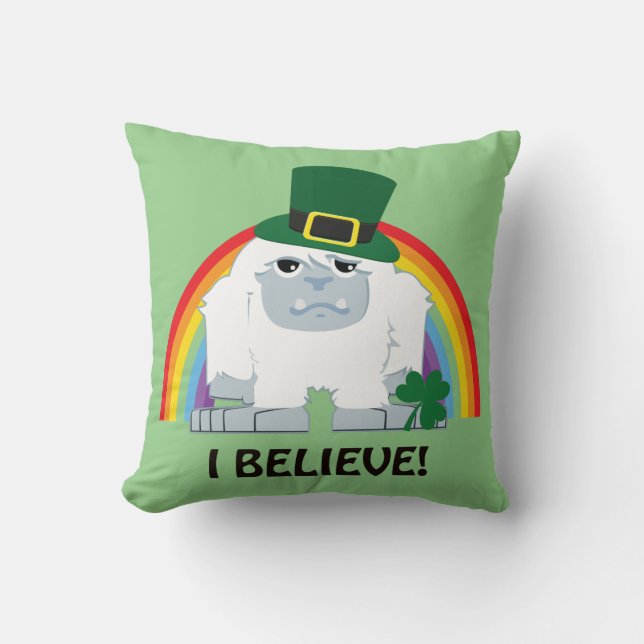 Cojín Decorativo ¡Creo! Leprechaun Yeti (Anverso)