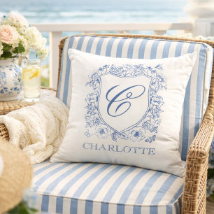 Cojín Decorativo Crest Floral de Monograma con Nombre en Azul Polvo
