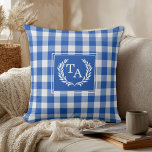 Cojín Decorativo Cresta de monograma de gingham azul<br><div class="desc">Almohada elegante y rústica con cresta de monograma de gingham azul.</div>