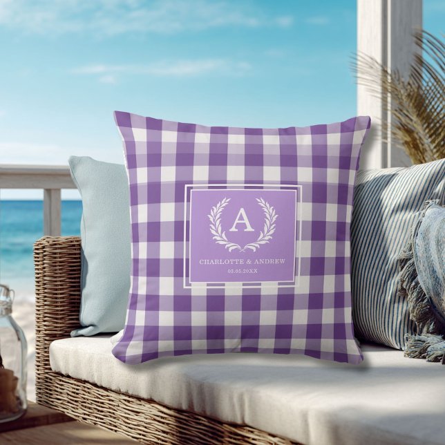 Cojín Decorativo Crestón de Monograma con Cuadros Morados (Purple Gingham Monogram Crest Throw Pillow)
