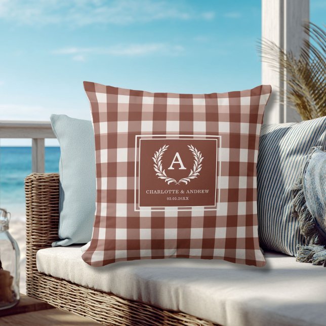 Cojín Decorativo Crestón de Monograma con Gingham Marrón (Brown Gingham Monogram Crest Throw Pillow)