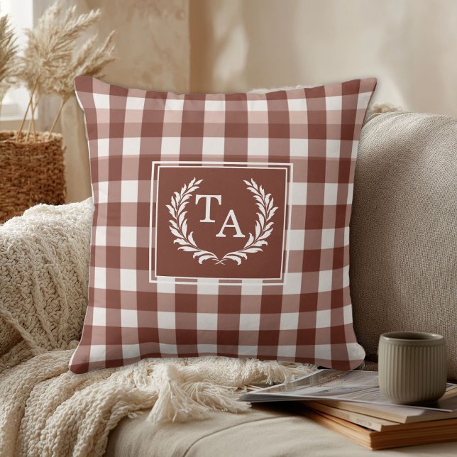 Cojín Decorativo Crestón de Monograma con Gingham Marrón (Brown Gingham Monogram Crest Custom Throw Pillow)
