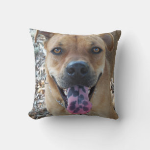 Cojín Decorativo Cría marrón feliz con lengua moteada