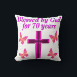 COJÍN DECORATIVO CRISTIAN PINK 70TH BIRTHDAY CROSS DISEÑN<br><div class="desc">Este cristiano y alegre de 70 años adorará celebrar cumplir 70 años con este hermoso diseño de 70 años de cruz rosa y mariposa en Tees, bolsas de té, tazas, almohadas y regalos. Delibera a su espiritual y a su Dios amando a los 70 años con un regalo de cumpleaños...</div>