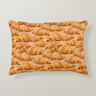 Cojín Decorativo Cruasán dorado, panadería sin fisuras.