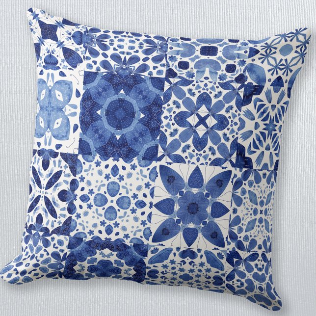 Cojín Decorativo Cuadros de agua del patrón de mosaico blanco azul  (Blue and white watercolor 
Mediterranean tile pattern throw pillow)