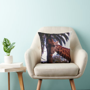 Cojín Decorativo Cuentos de jirafa alta bajo el árbol de palma,