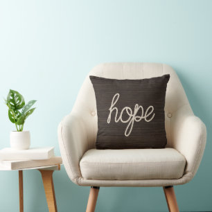 Cojín Decorativo Cuerda de HOPE sobre madera oscura