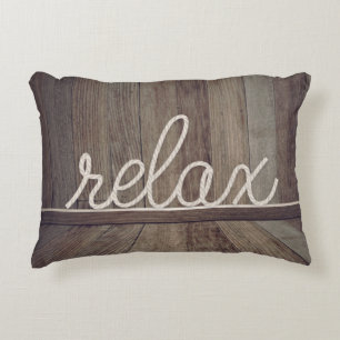 Cojín Decorativo cuerda náutica texto "relajar" en madera