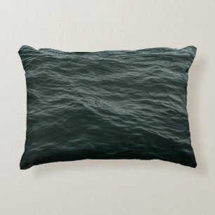 COJÍN DECORATIVO CUERPO AZUL DE AGUA DURANTE EL DÍA
