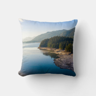 COJÍN DECORATIVO CUERPO DE AGUA CERCA DE LOS BOSQUES