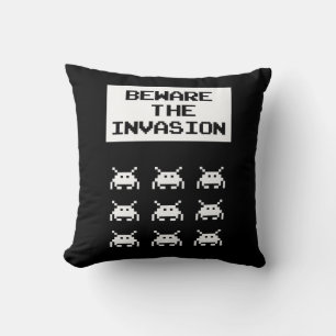 Cojín Decorativo Cuidado con la invasión, diseño geek
