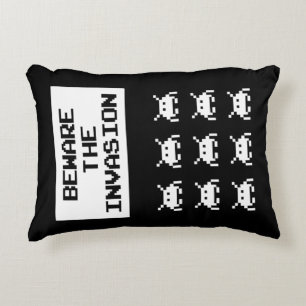 Cojín Decorativo Cuidado con la invasión, diseño geek