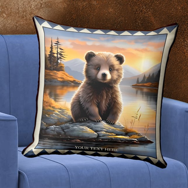 Cojín Decorativo Cuidadosamente Bear Cub Arte Animal (Pillow featuring a painting of a a cute cuddle bear cub - family cabin in the mountains.)