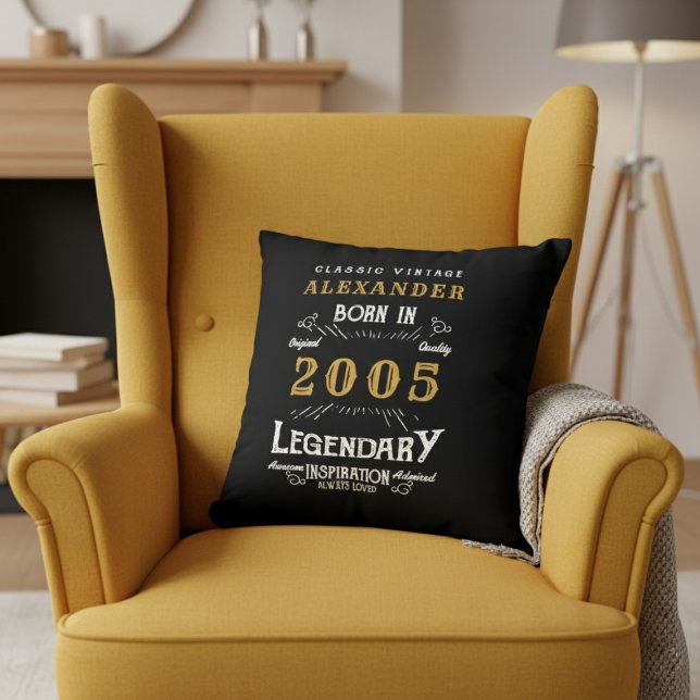 Cojín Decorativo Cumpleaños 21 Personalizado Nacido en 2005 Leyenda (Born 2005 throw pillow on a yellow chair.)