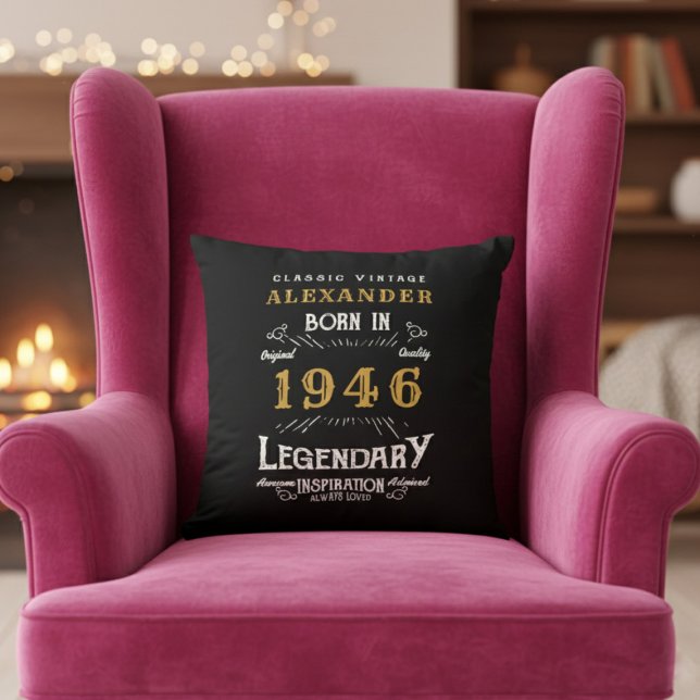 Cojín Decorativo Cumpleaños 80 Personalizado Nacido en 1946 Leyenda (Born 1946 throw pillow on a pink chair.)