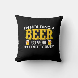 Cojín Decorativo Cumpleaños de bebedor de cerveza que estoy sosteni