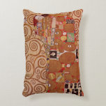 Cojín Decorativo Cumplimiento por Gustav Klimt, Art Nouveau vintage<br><div class="desc">Fulfillment (conocido como The Embrace) (1909) de Gustav Klimt es un simbolismo de la época victoriana vintage del arte, el amor fino y el retrato romántico con una pareja joven abrazándose para besarse. Sobre el artista: Gustav Klimt (1862-1918) fue un pintor sinfín austríaco y uno de los miembros más destacados...</div>