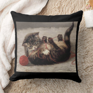Cojín Decorativo Cuna de gato, un gato jugando con una bola de hilo
