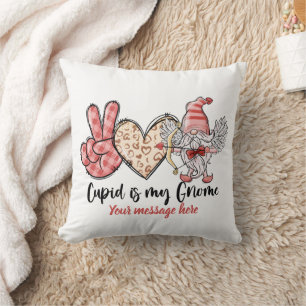 Cojín Decorativo Cupido es mi Gnome Personalizado Valentines